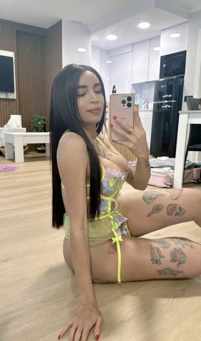 Hermosa Trans femenina cachonda senxual