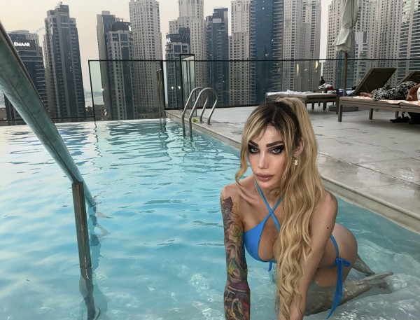 Joven rubia fotos reales española tatuada