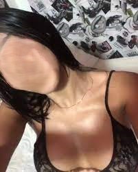 chica muy sensual que ofrece videollamada