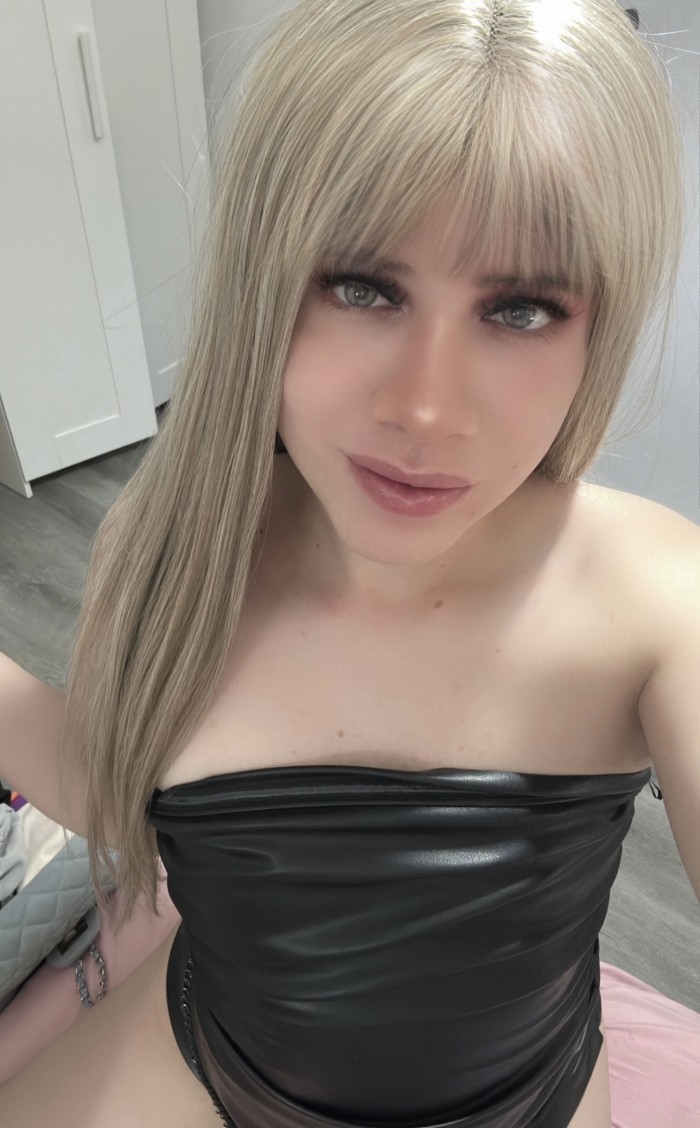 Joven trans latina