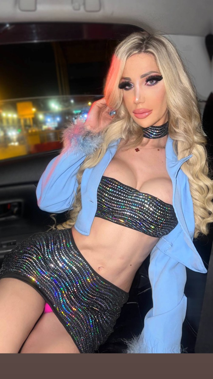 Trans Barbie joven española