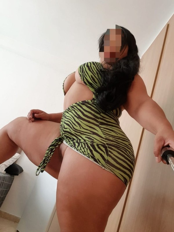 Hermosa mujer morena con curvas Yolima