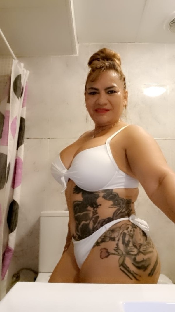 Carla chica nueva en elche experta en  masajes