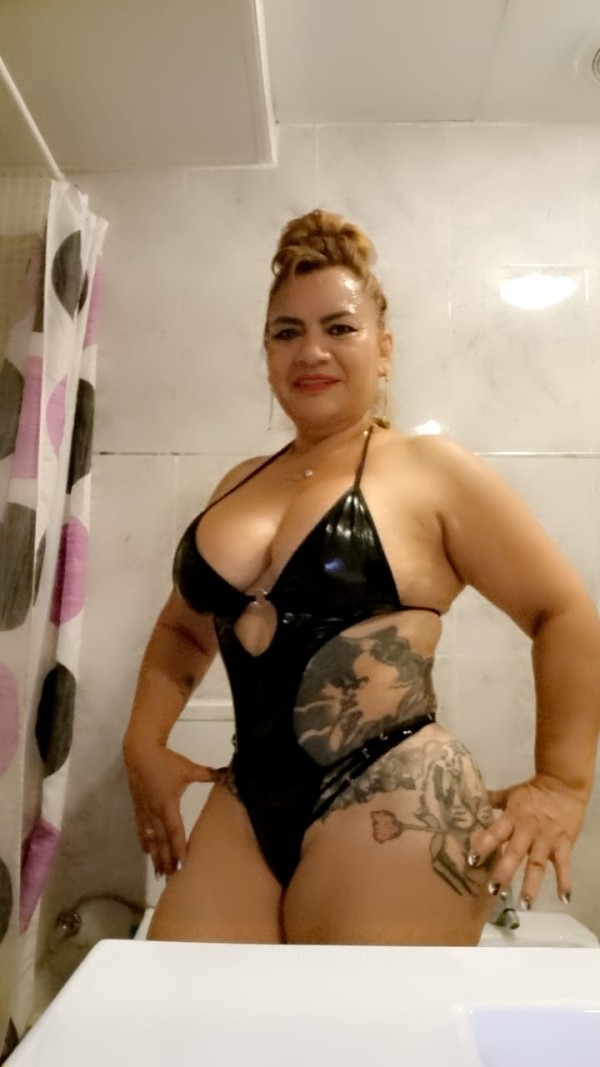 Carla chica nueva en elche experta en  masajes