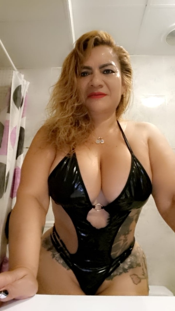 Carla chica nueva en elche experta en  masajes