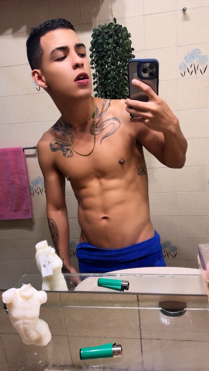 Latino cachondo 19 años niñato