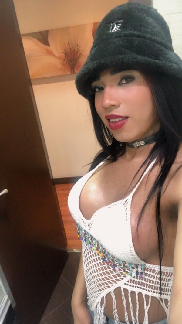 Kim morena caliente Divertida  con una gran sorpresa XXL