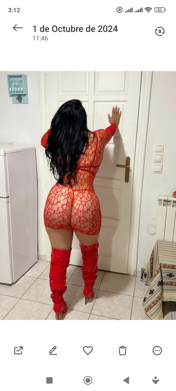 Sexy Latina exuberante