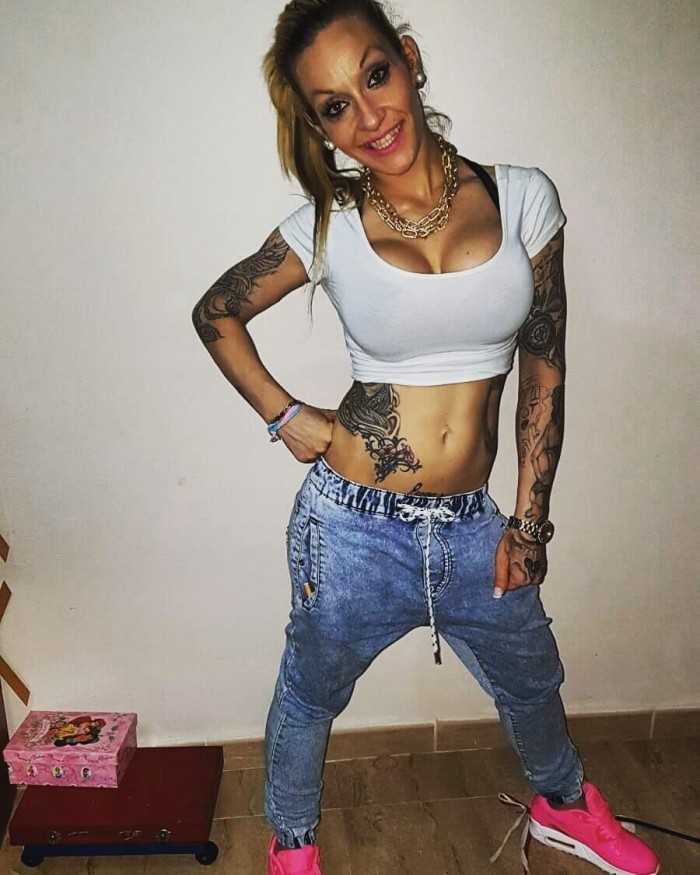 Explosiva española y cuerpazo tatuada y discreta