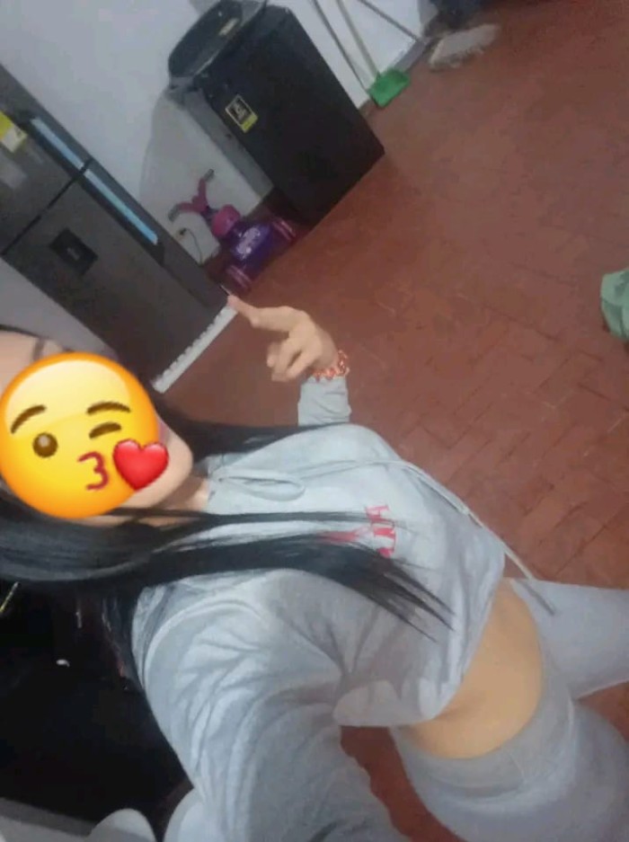 Joven latina piel anela exótica