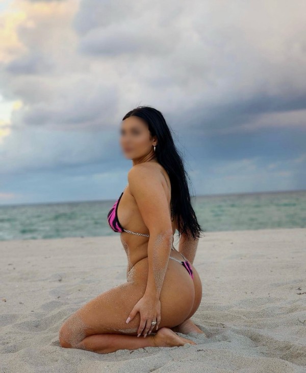 SOFIA HERMOSA MORENA CON CURVAS DE INFARTO EN CAMBRILS