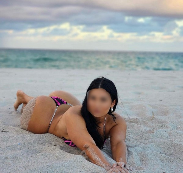 SOFIA HERMOSA MORENA CON CURVAS DE INFARTO EN CAMBRILS