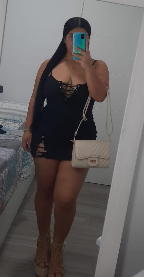 LATINA GUAPA Y JUGUETONA /SALIDAS