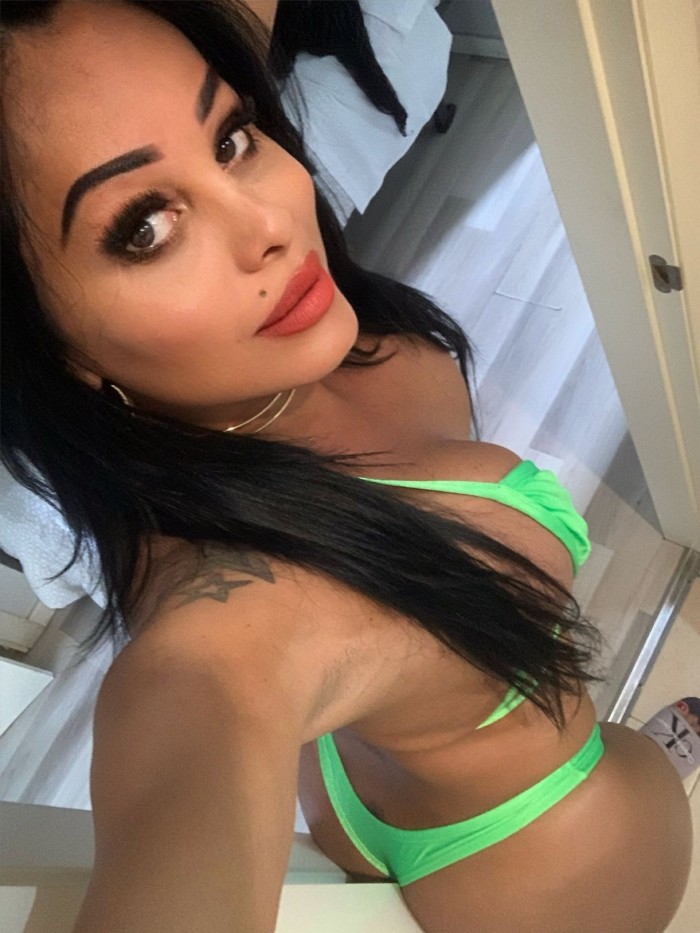 EN VALENCIA GUAPA MORENA TRANS