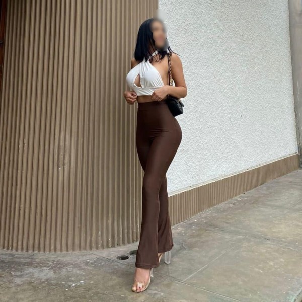 Tierna y elegante mujer Española