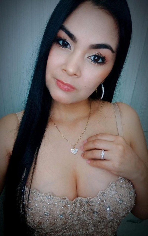 EXCLUSIVA Y ELEGANTE LATINA KARLA  BELLEZA