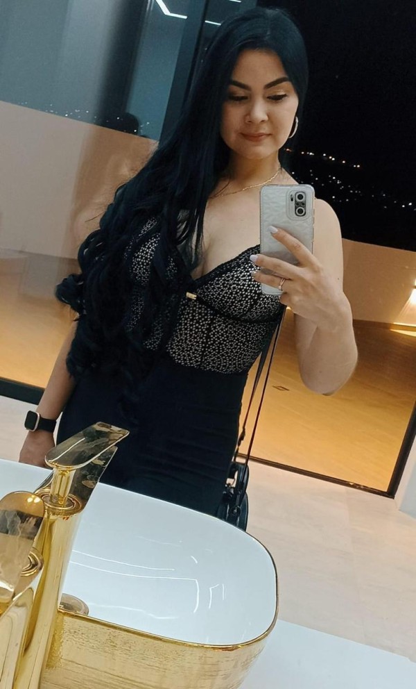 EXCLUSIVA Y ELEGANTE LATINA KARLA  BELLEZA