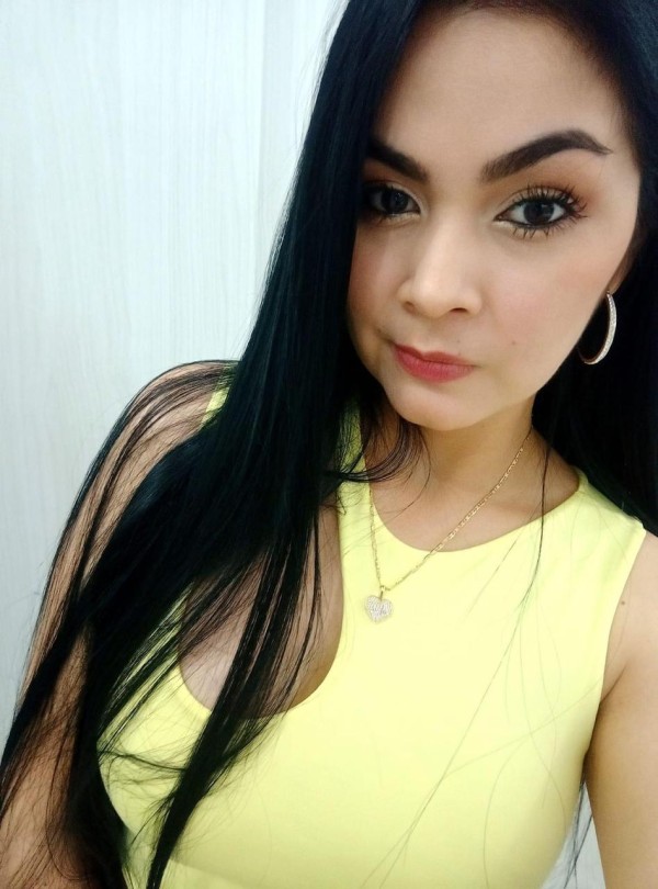 EXCLUSIVA Y ELEGANTE LATINA KARLA  BELLEZA