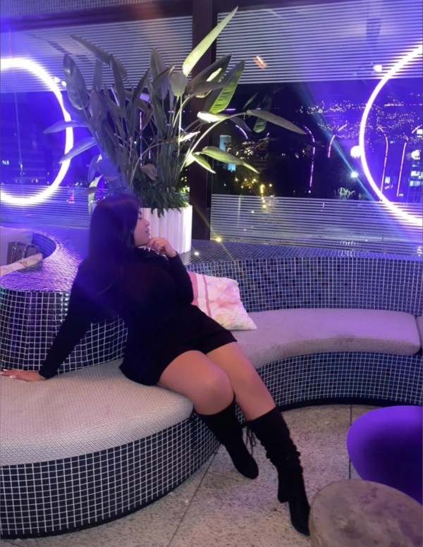 Deliciosa morena muy alegre implicada cachonda y fiestera