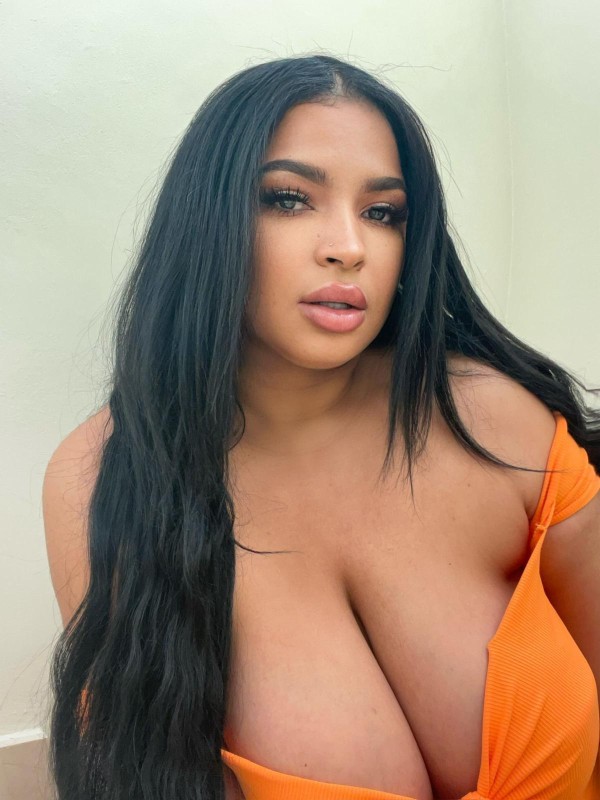 Morena cubana , tetas grandes para que juegues con ellas