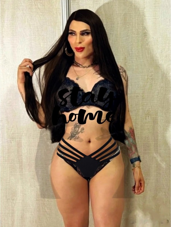 Tranny Claudia morenaza cuerpazo alta 1.80 diabla