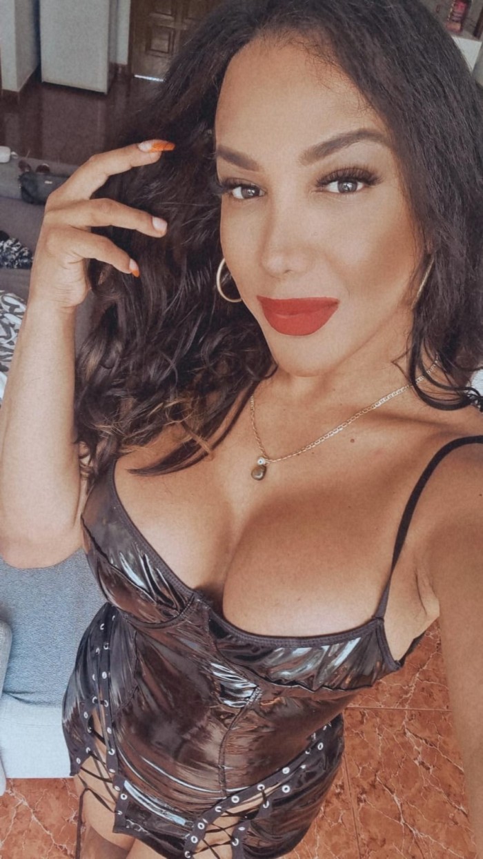 CHICA TRANS DELICIOSA LECHERA Y POLLONA 24 HORAS