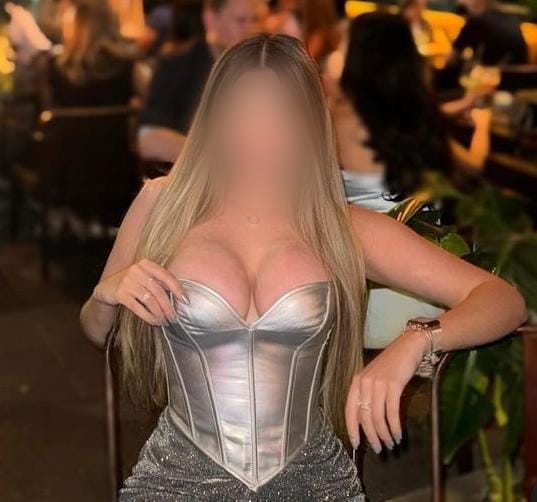 Hermosa chica recién llegada para hombres solvente