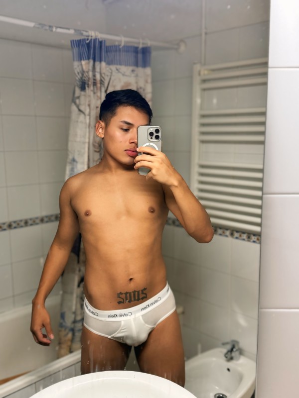 Jovencito Paraguayo 21 años Con Piso Particular 24HS