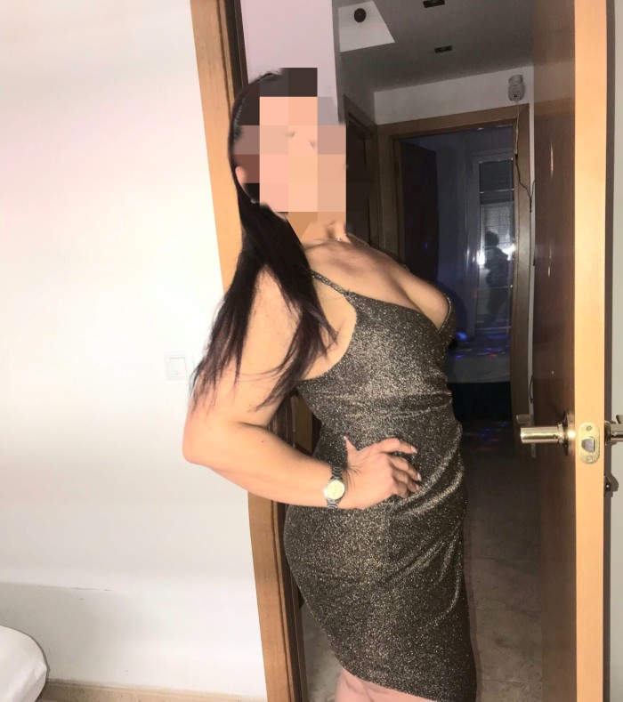 Sexy latina fiestera