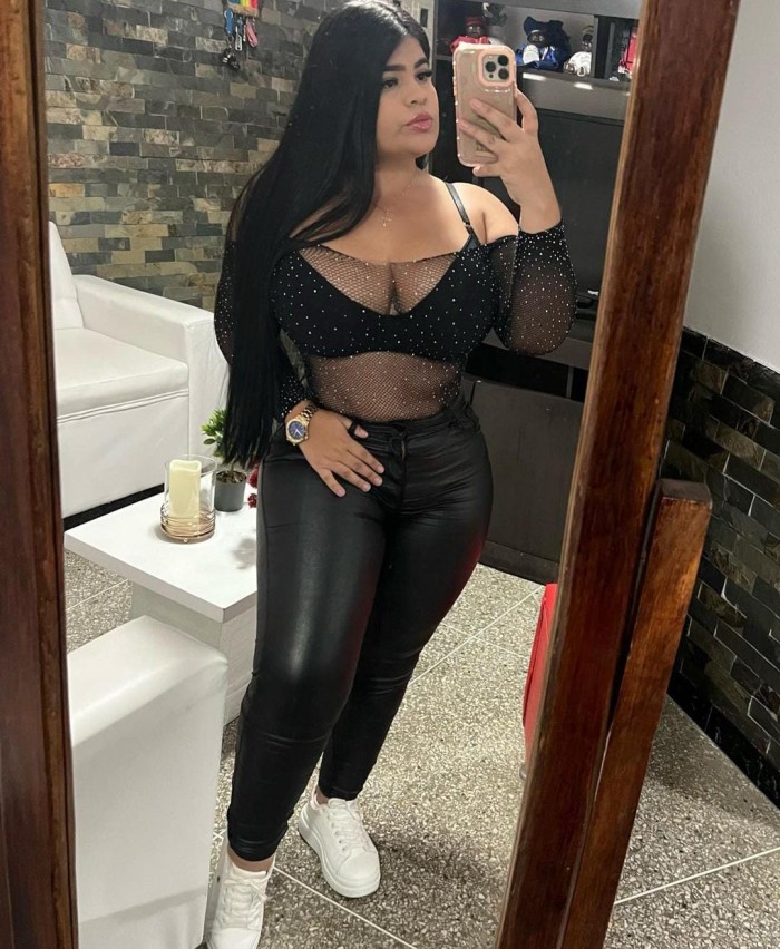 Sexy muñeca dominante y sexy ofrezco un delicioso