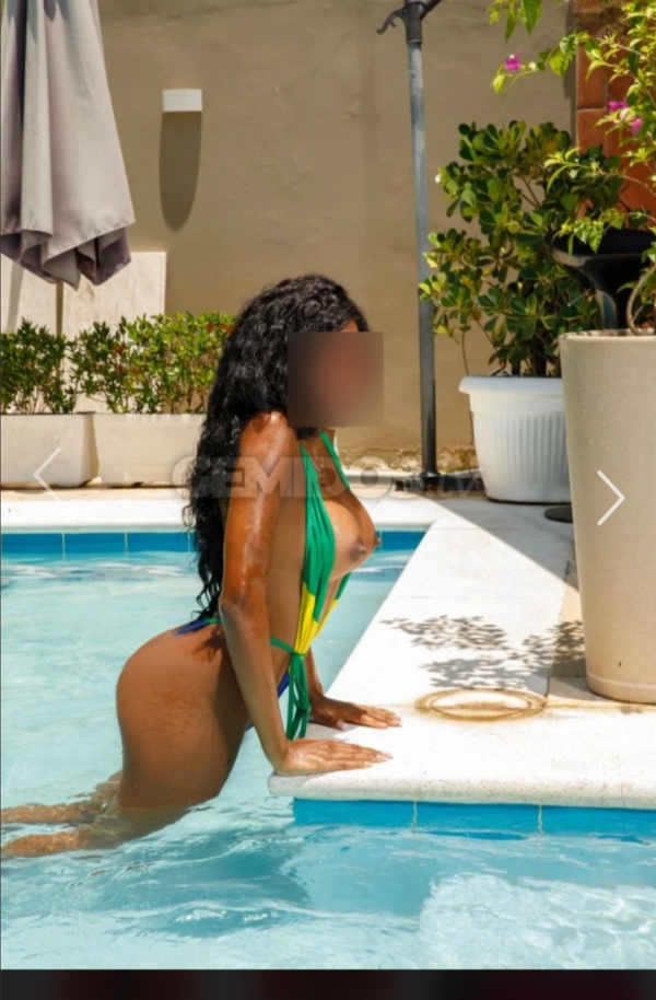 Ami Escorts Latina de 25 años