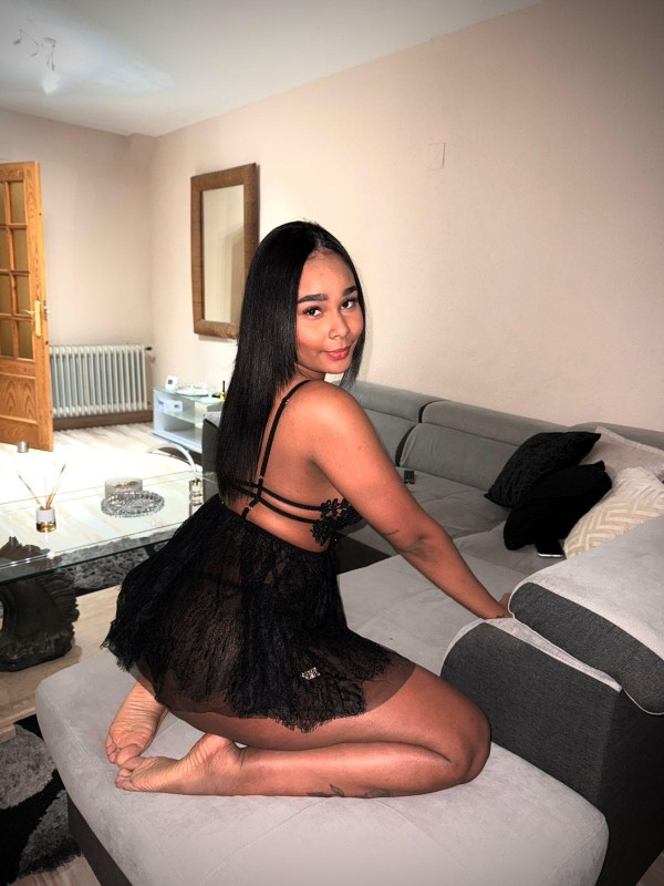 SENSUAL JOVENCITA DELGADA CON BUENAS CURVAS SEXO