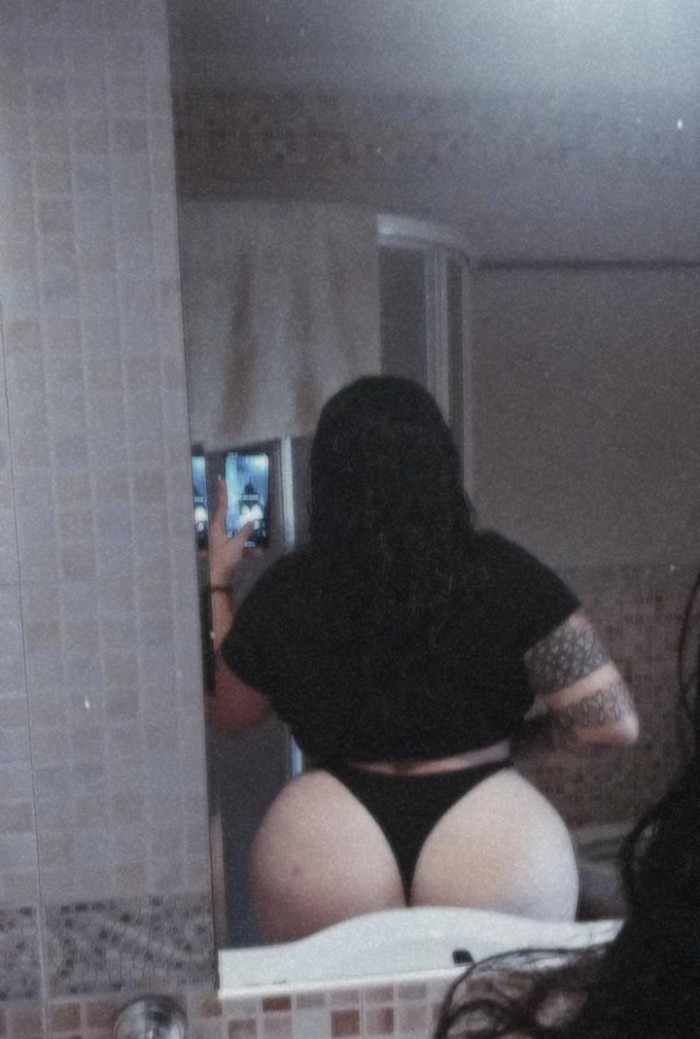 Chica joven gordita tatuada virtual