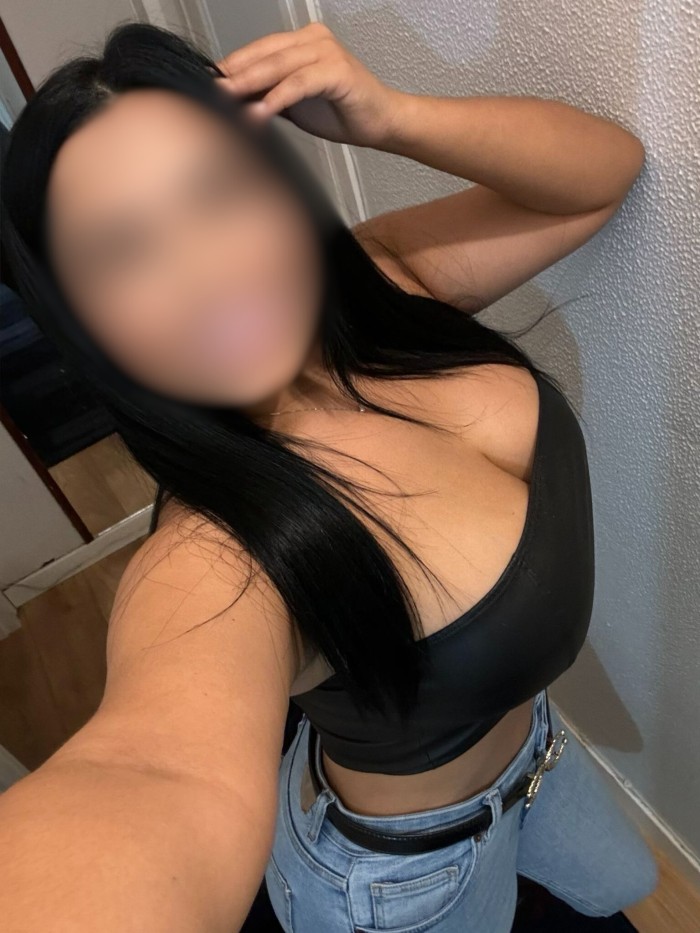 GUAPÍSIMA JOVENCITA LATINA TRAVIESA EN BILBAO