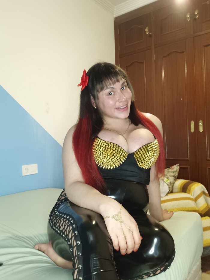 Chica trans femenina correte en mi boquita