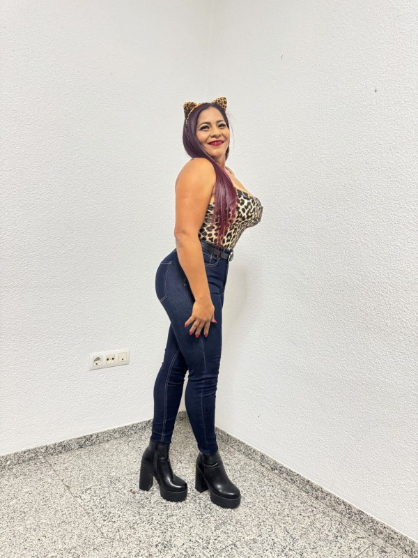 Morena exoberante cachonda