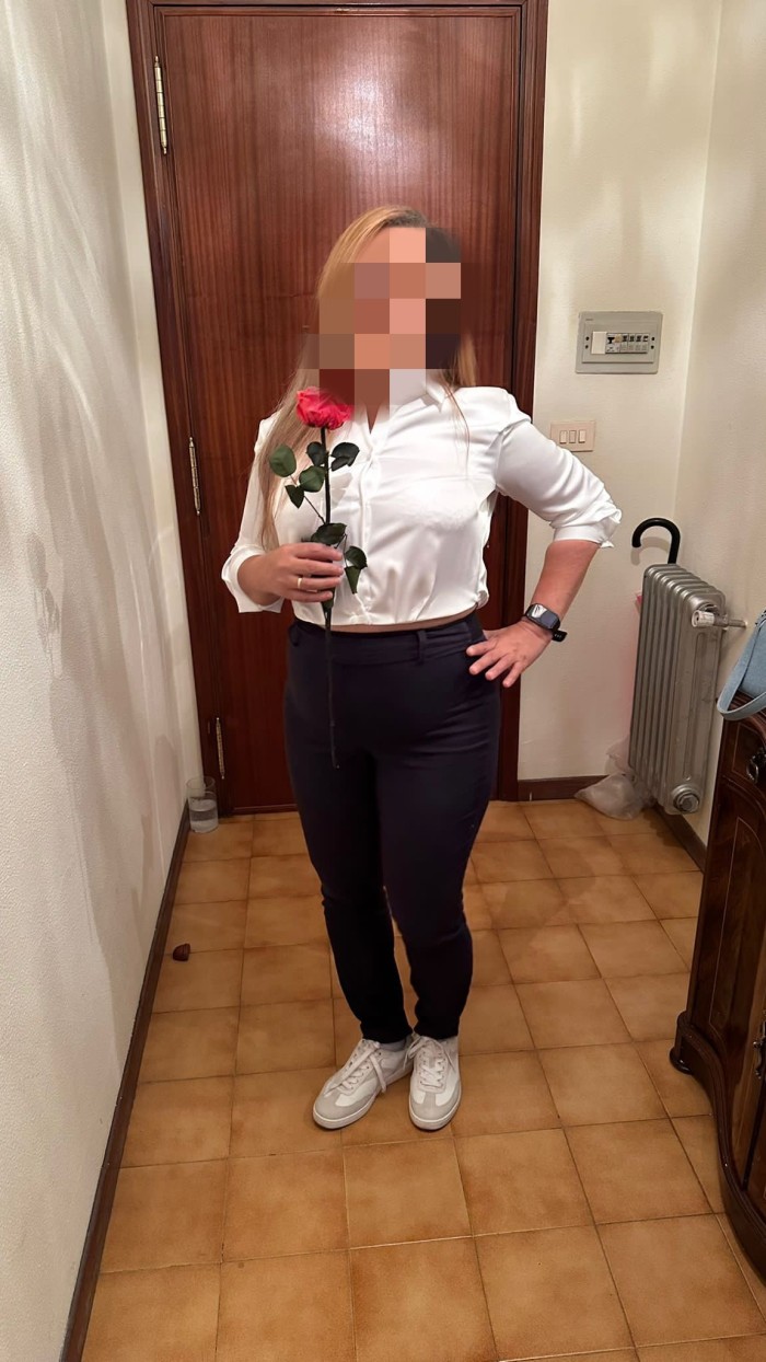 Latina discreta disponible cita previa