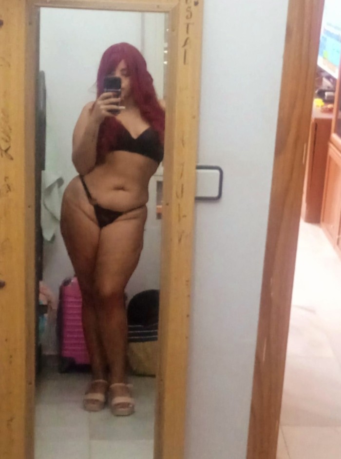 Una latina curvy sexy fiestera con ganas de ti