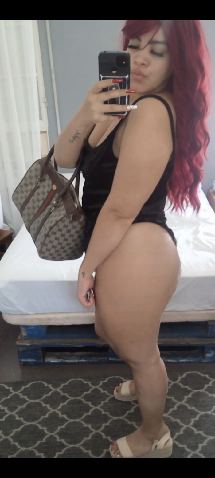 Una latina curvy sexy fiestera con ganas de ti