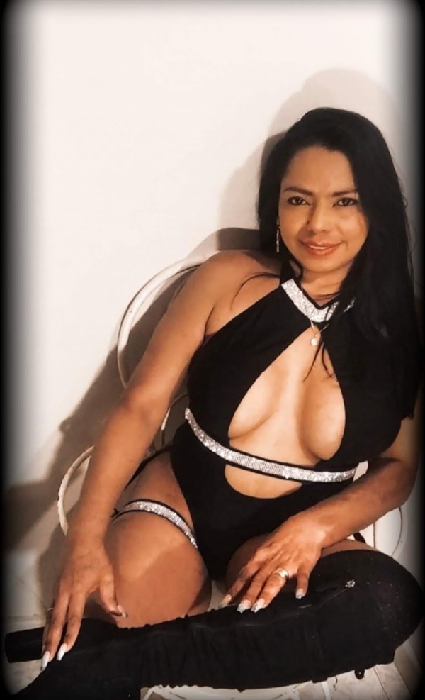 ALISON, MADURITA LATINA DE TETAS ESPECTACULARES