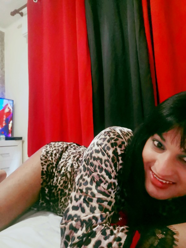 Mikaela sexo guarro fiestera las 24 horas mínimo 50