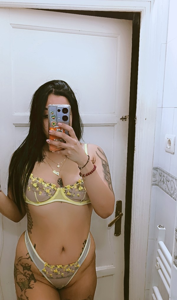 Chica latina fiestera dispuesta a todo