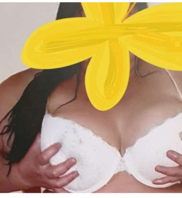 Madurita cachonda con unas tetas exuberantes