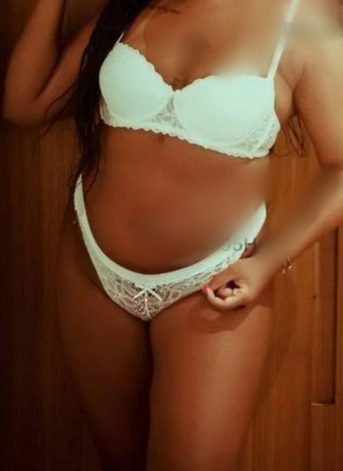 Chica morenita muy dulce y complaciente en tus deseos