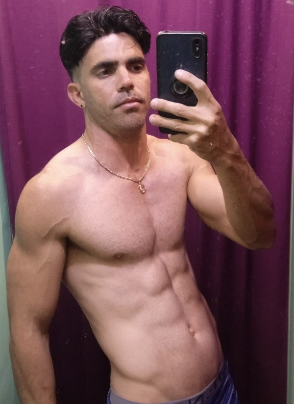 LATINO CUBANO CALIENTE, MACHO, CUERPO DE GYM