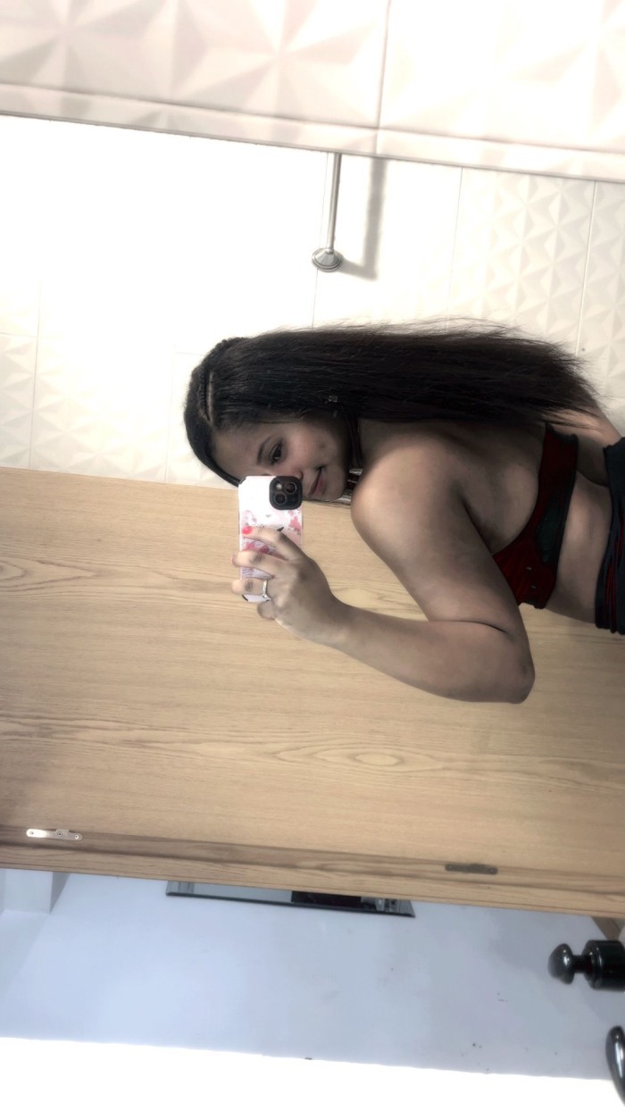 Vaiolet Colombiana escort novata