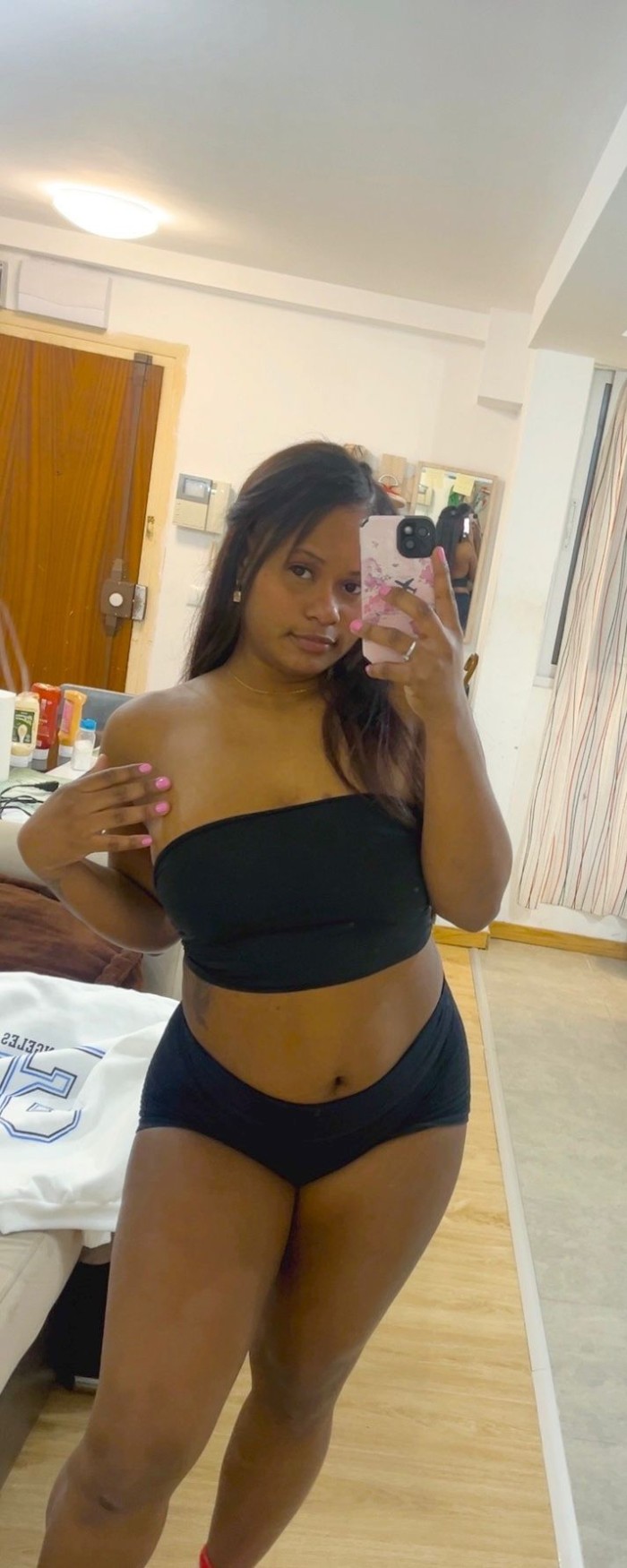 Vaiolet Colombiana escort novata