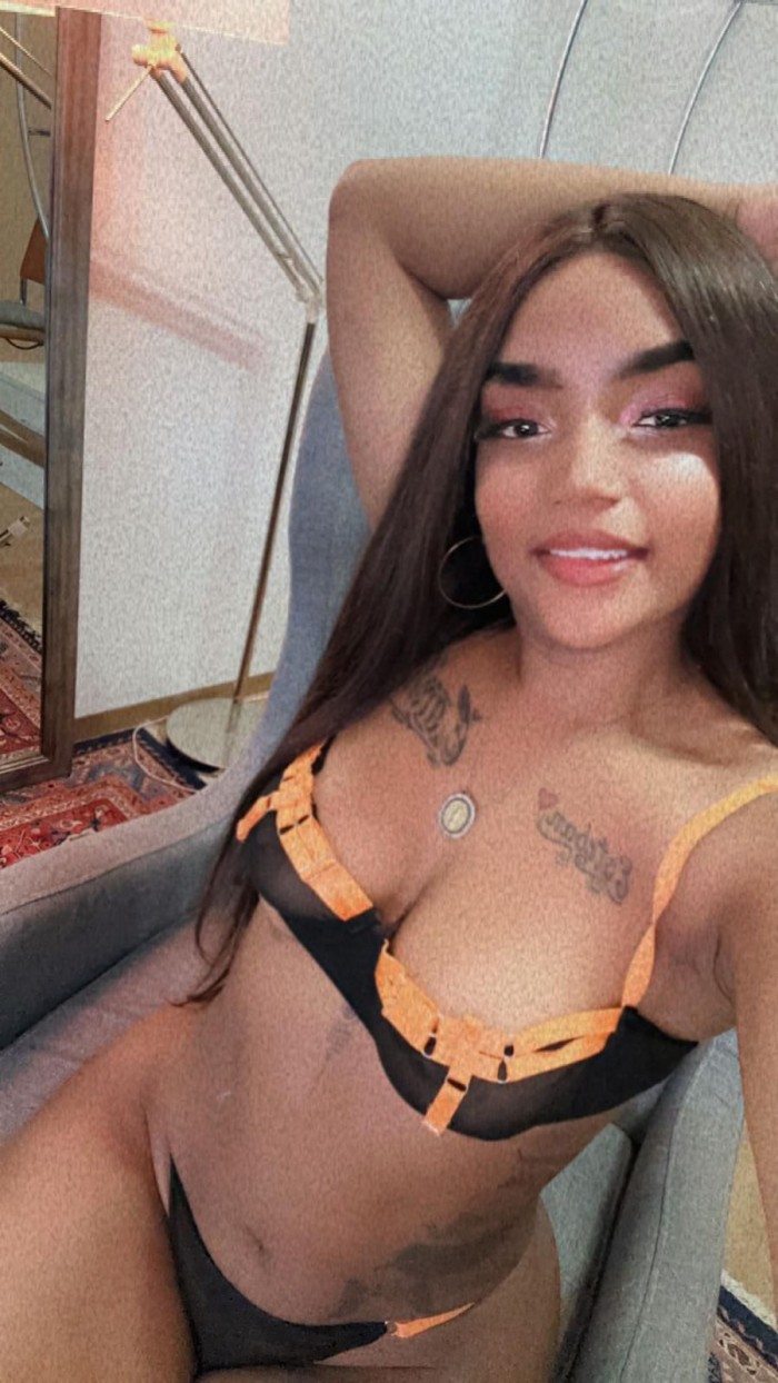 JOVENCITA CALIENTE CON GANAS DE TU RICA POLLA