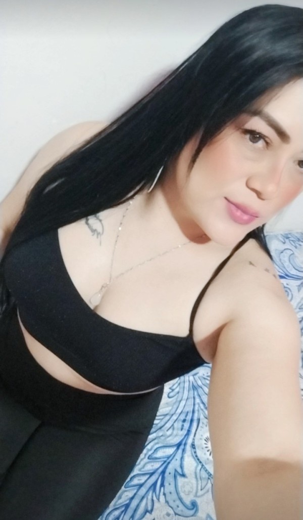 Karol hermosa pelinegra y fiestera