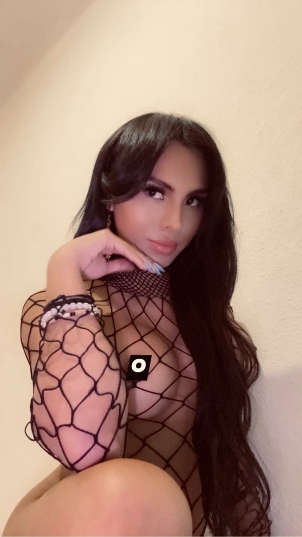 Hermosa latina jovencita femenina